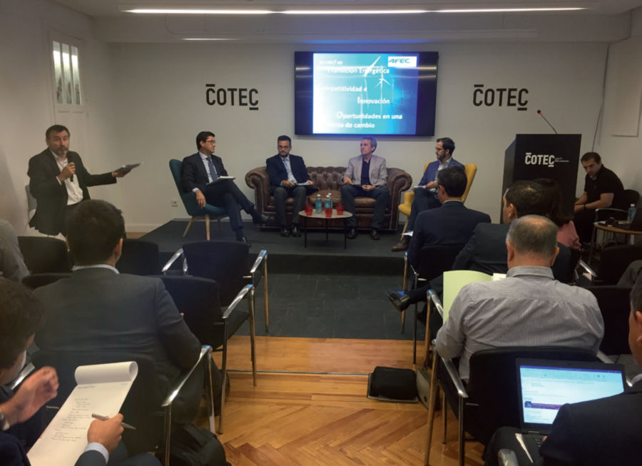 Primera mesa redonda, moderada por Asier Maiztegui de TECNALIA